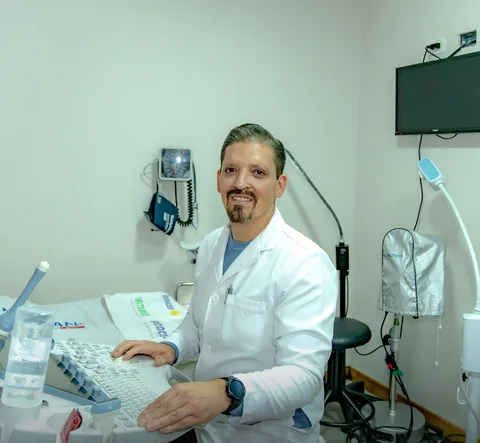 El Dr. Tenorio realizando una ecografía en el consultorio del Centro.
